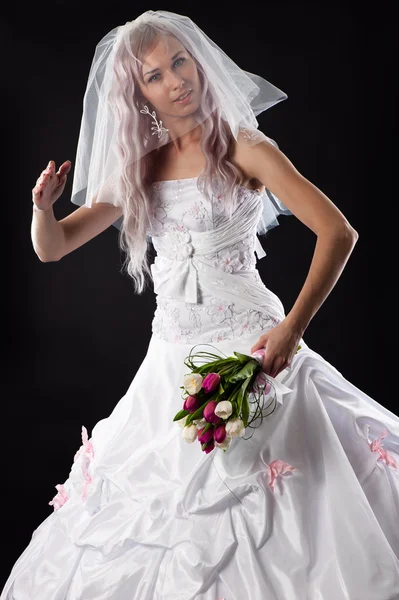 Кукла невесты с букетом тюльпанов — стоковое фото