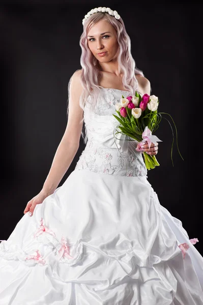 Vonzó menyasszony egy esküvői ruha egy tulipán csokor — Stock Fotó