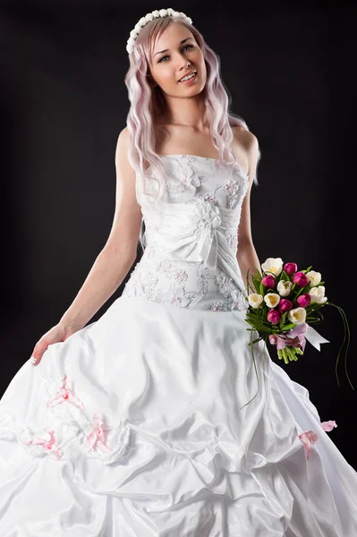 Красивая невеста в свадебном платье с букетом тюльпанов — стоковое фото