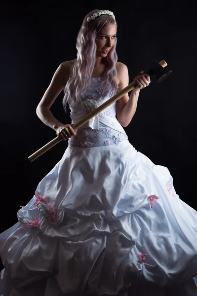 Bela noiva com machado na mão — Fotografia de Stock