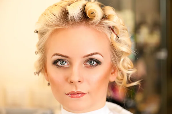 Krásný make-up žena v salonu krásy — Stock fotografie