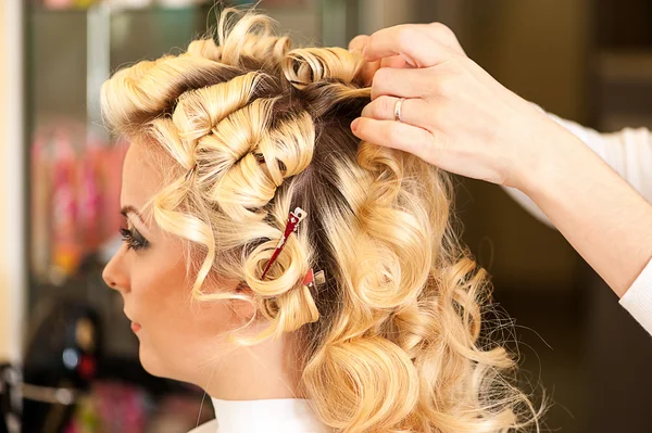 Jeune femme dans un salon de beauté — Photo