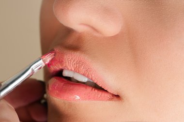 Dilinde güzel pembe parlak