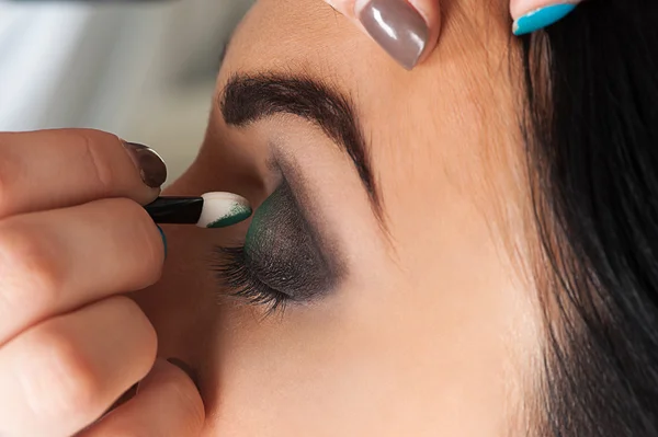 Artista de maquillaje profesional imponer sombra de ojos — Foto de Stock