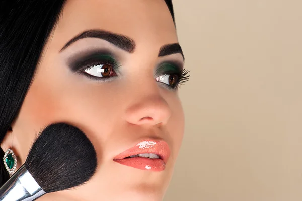 Fashionabla kvinna med vackra makeup — Stockfoto