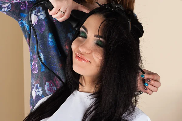 Hermosa mujer en el pelo del salón sonriendo —  Fotos de Stock