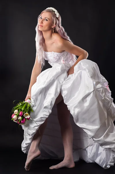 优雅的女人，穿婚纱的样子 — 图库照片
