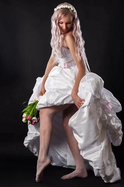 Verführerische Frau im Brautkleid — Stockfoto