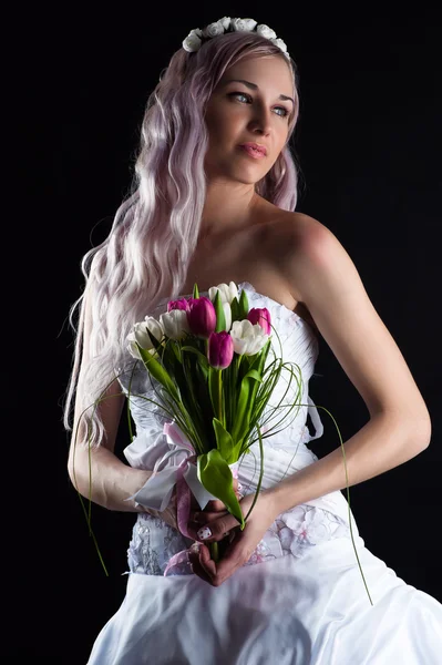 Gyönyörű nő és egy tulipán csokor — Stock Fotó