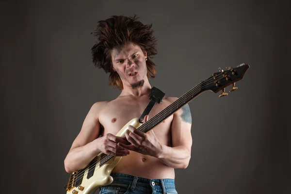 Emotionaler Mann spielt Gitarre — Stockfoto