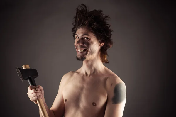 Homme souriant avec une hache à la main — Photo