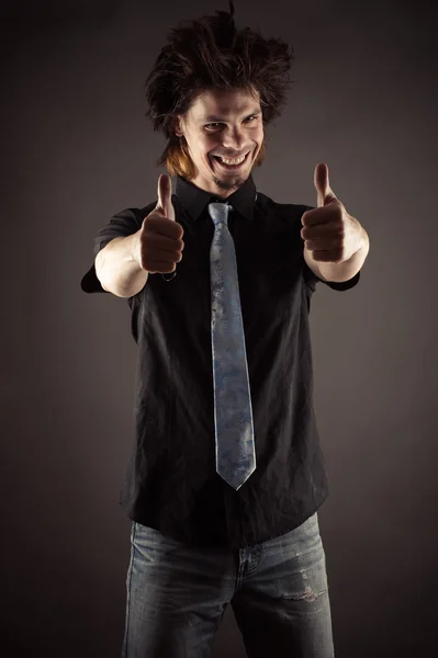 Mladý podnikatel zobrazeno prst nahoru gesto — Stock fotografie