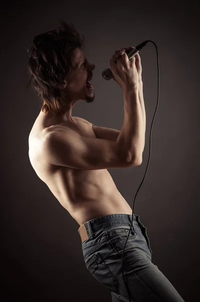 Rock singer performs with naked torso — Stock Photo, Image