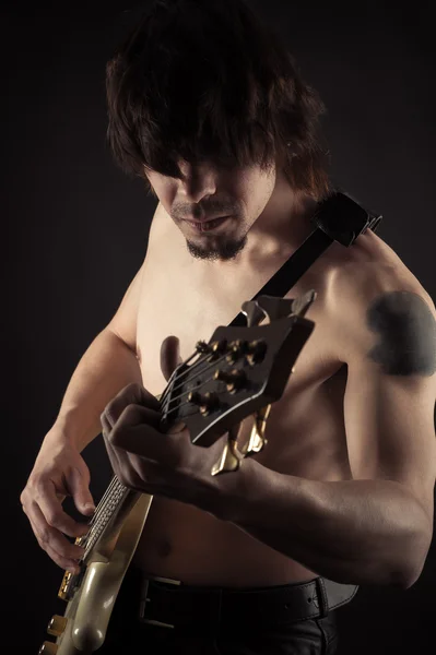 Homem brutal tocando baixo guitarra — Fotografia de Stock