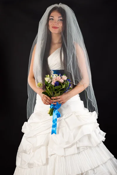 Привлекательная женщина в свадебном платье — стоковое фото