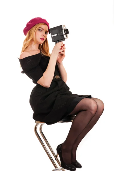 Mulher diretor sentado com uma câmera de vídeo nas mãos — Fotografia de Stock