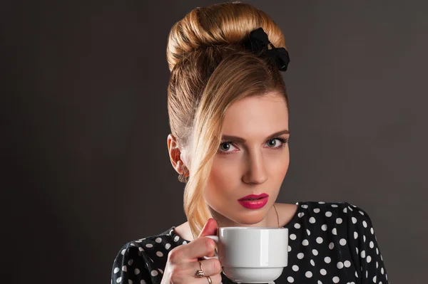 Donna retrò con una tazza di caffè — Foto Stock