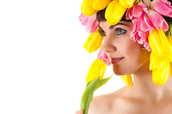 Mulher bonita cheirando uma tulipas — Fotografia de Stock