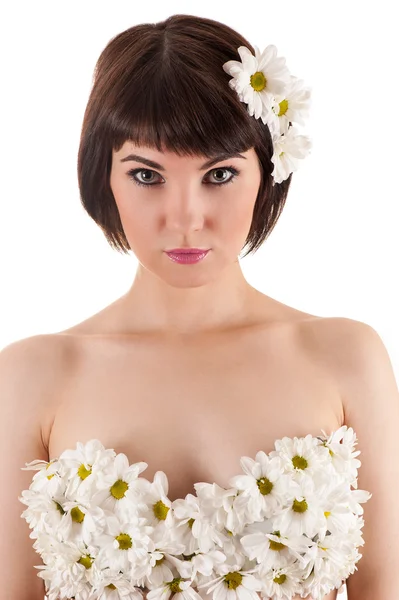 Красивая женщина с хризантемами — стоковое фото