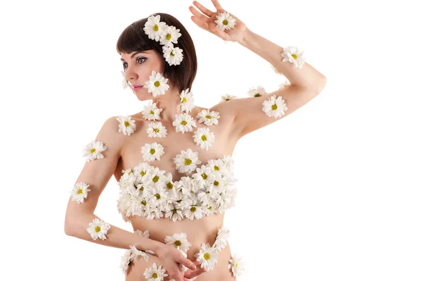 Bella donna in infiorescenze di crisantemi sul corpo — Foto Stock