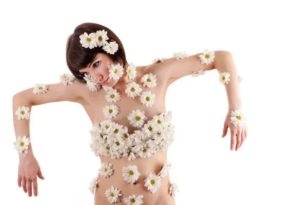 Bella donna alla moda con crisantemi sul corpo — Foto Stock