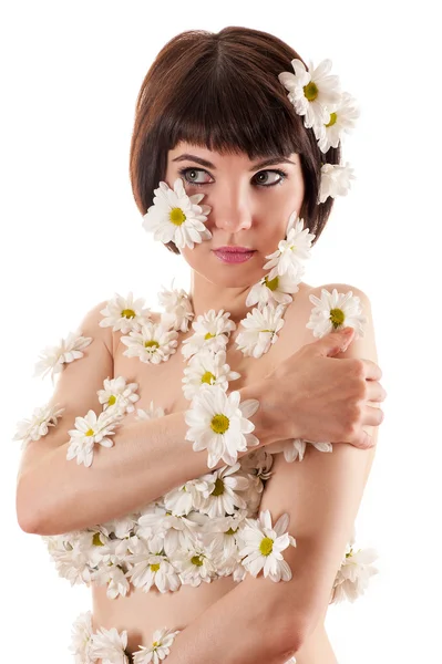 体に菊の花としてアレルギーを持つ魅力的な女性 — ストック写真