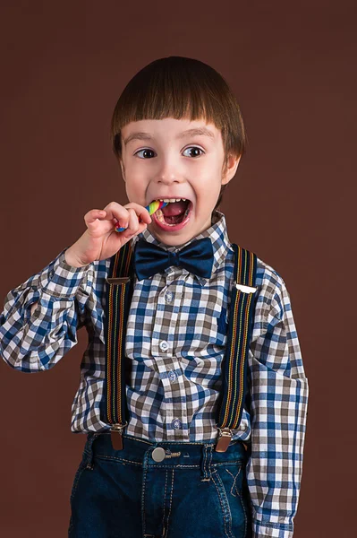 Lolipop yemek zarif şık çocuk — Stok fotoğraf