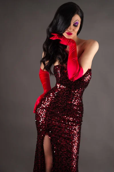 Элегантная женщина в красном платье с блестками — стоковое фото