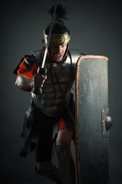 Legionário romano com espada e escudo no ataque — Fotografia de Stock