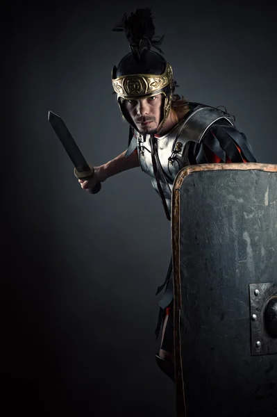 Brutale légionnaire romain avec épée et bouclier dans les mains — Photo