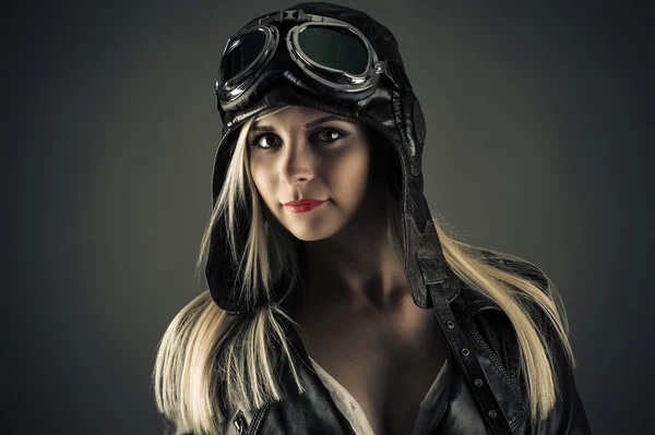 Kaunis tyttö lentäjä kypärä — kuvapankkivalokuva