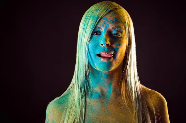 Bella donna seducente nei colori blu Holi leccare le labbra — Foto Stock