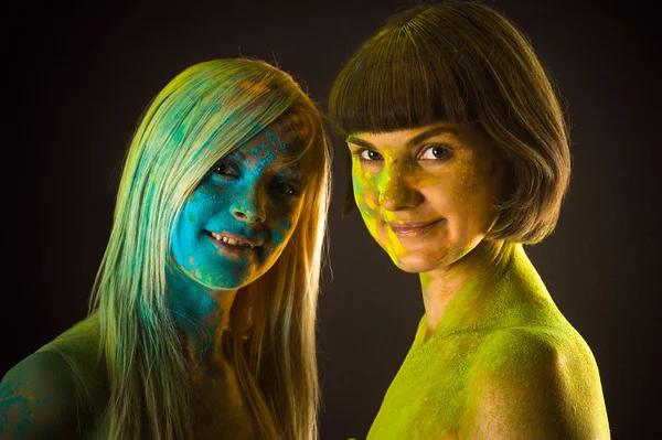 Duas mulheres bonitas em cores Holi — Fotografia de Stock