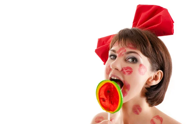 Mädchen mit Lutscher im Mund in Lippenstift-Küsse — Stockfoto