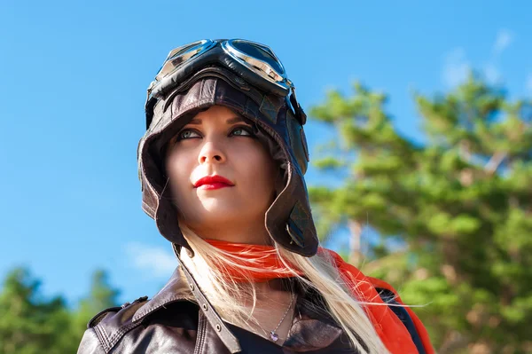 Жінка в шоломі авіатора на фоні неба — стокове фото