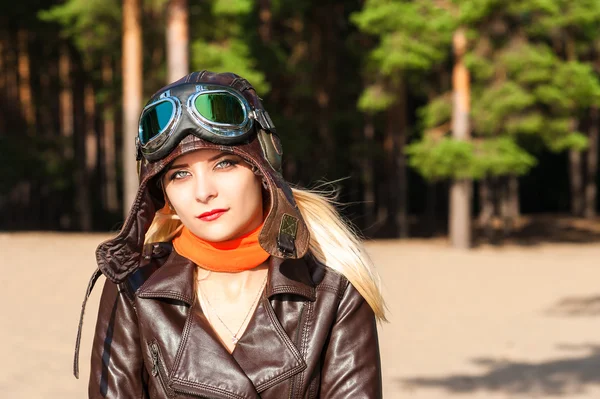 Retrato de una mujer en el casco del piloto en un día soleado — Foto de Stock