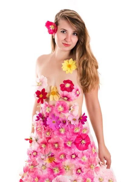 Schöne Frau in einem Kleid aus Blumen — Stockfoto