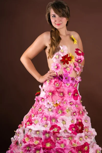 Великолепная женщина в платье из цветов — стоковое фото