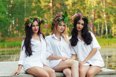 Üç ahşap köprü üzerinde oturan büyüleyici kadın