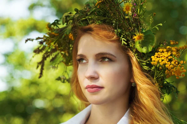 頭の上の花の花輪を持つ肖像画金髪女性 — ストック写真