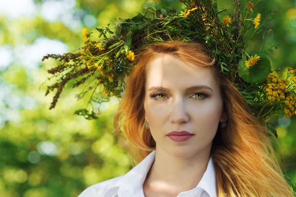 Bella donna bionda con una corona di fiori sulla testa — Foto Stock