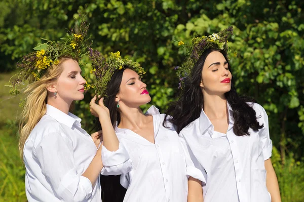 Tre belle donne che si godono il sole — Foto Stock