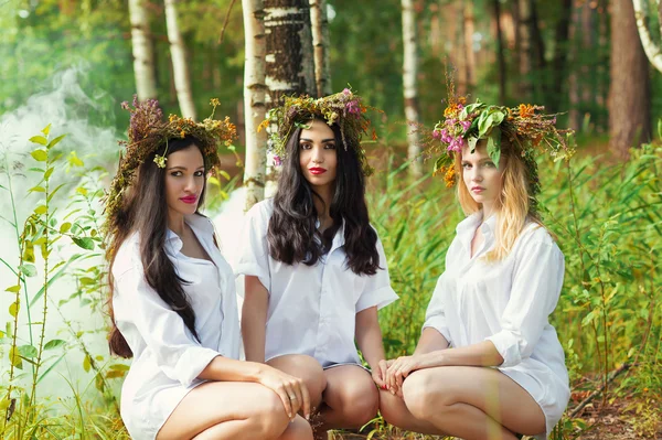 Três mulher encantadora sentada na floresta — Fotografia de Stock