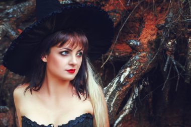 Cadı şapka içinde büyüleyici kadın