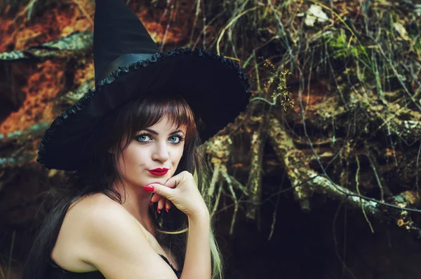 Krásná žena v klobouku čarodějnice — Stock fotografie