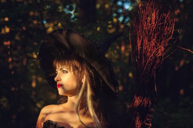 güzel bir kadın ile şapka cadı ve el süpürge