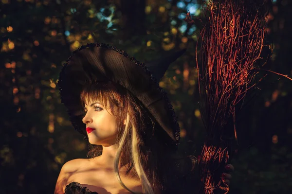 güzel bir kadın ile şapka cadı ve el süpürge