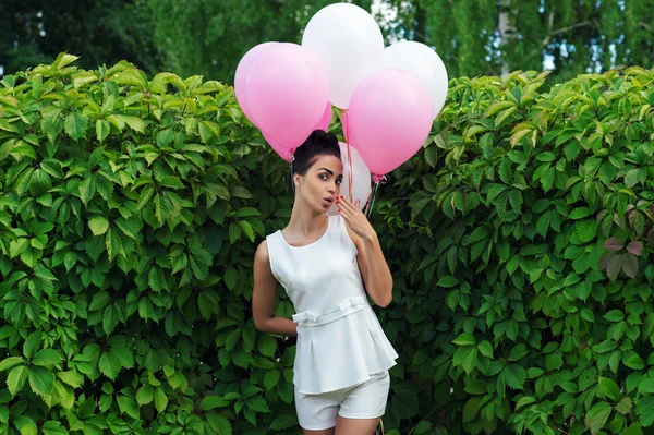 Uroczą kobietą z balonów flirty — Zdjęcie stockowe