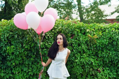 Yeşil telaşı yakınındaki Balonlu çekici esmer