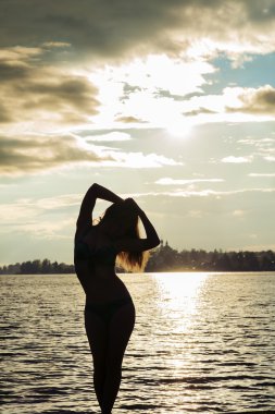 gün batımında siluet su